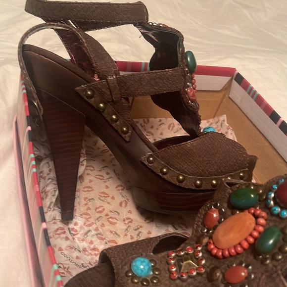 Brown decorated Steve Madden platforms - Picture 3 of 4